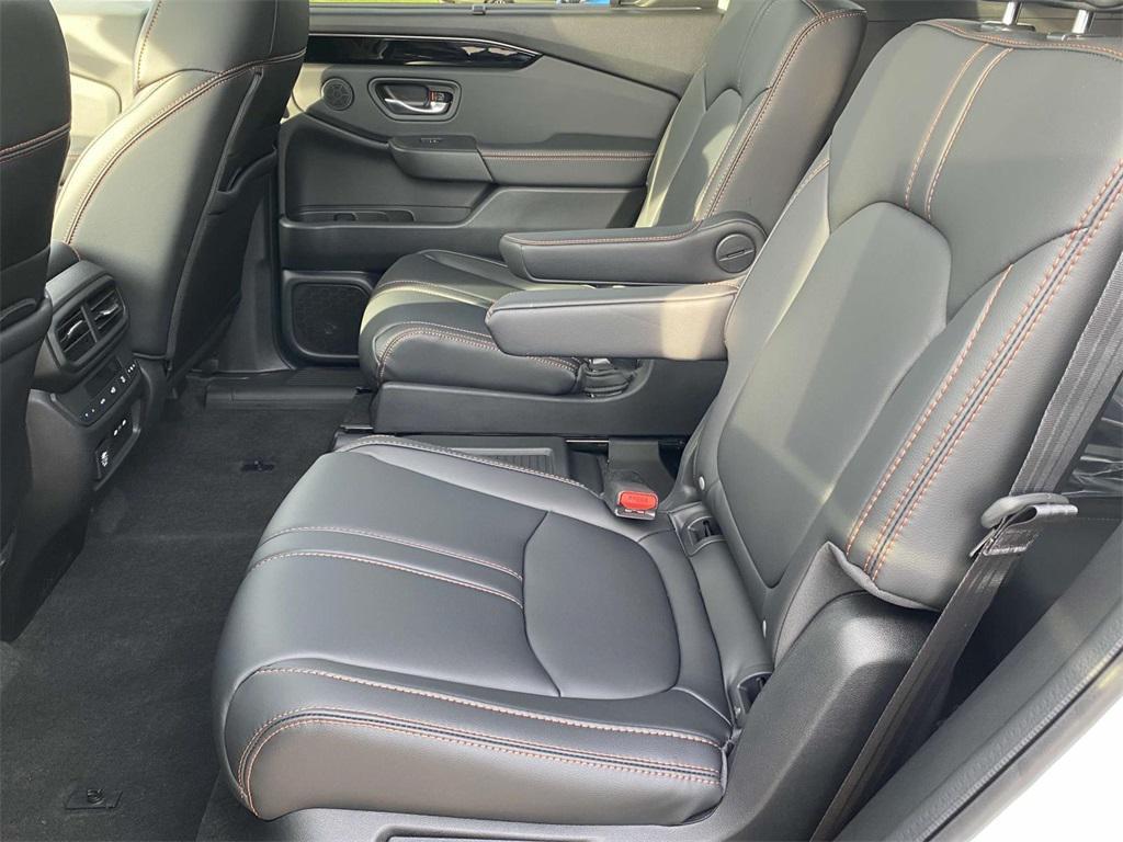 new 2025 Honda Pilot car, priced at $51,350
