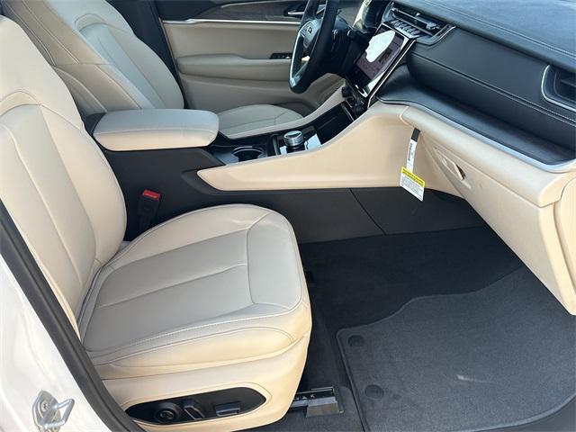 new 2025 Jeep Grand Cherokee car, priced at $40,974