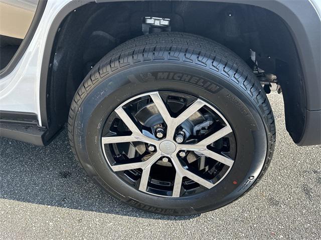 new 2025 Jeep Grand Cherokee car, priced at $40,974