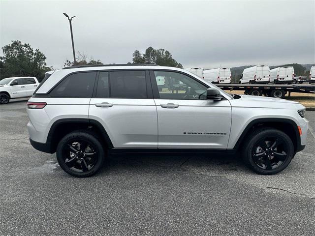 new 2025 Jeep Grand Cherokee car, priced at $43,670