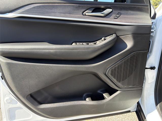 new 2025 Jeep Grand Cherokee car, priced at $37,900