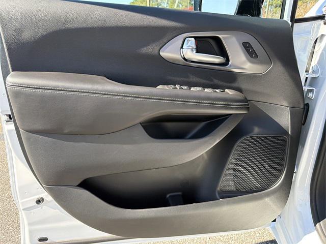 new 2026 Chrysler Pacifica car, priced at $39,420