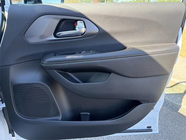 new 2026 Chrysler Pacifica car, priced at $39,420