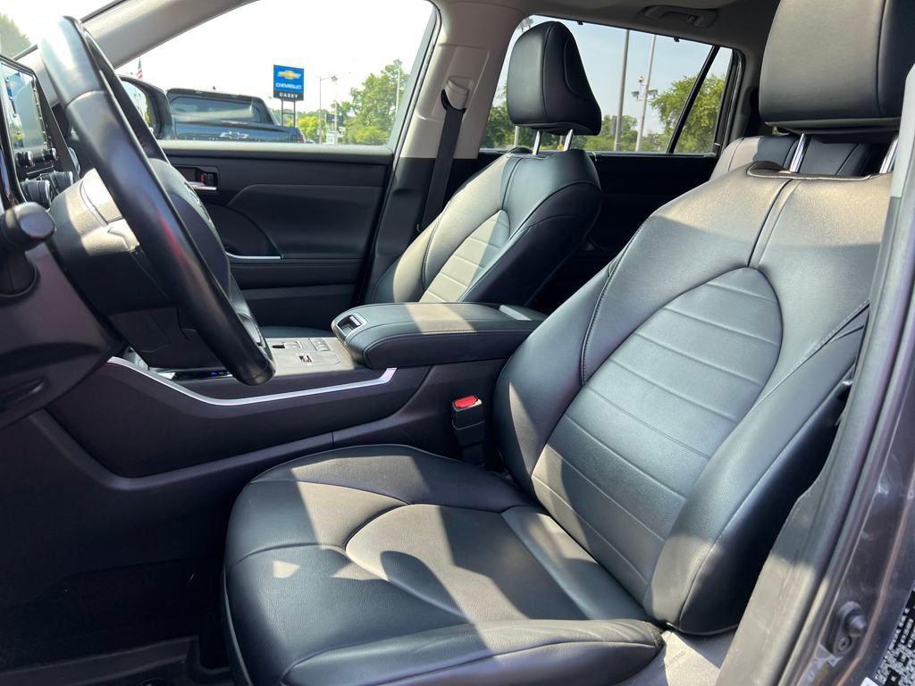 used 2022 Toyota Highlander Hybrid car, priced at $39,777