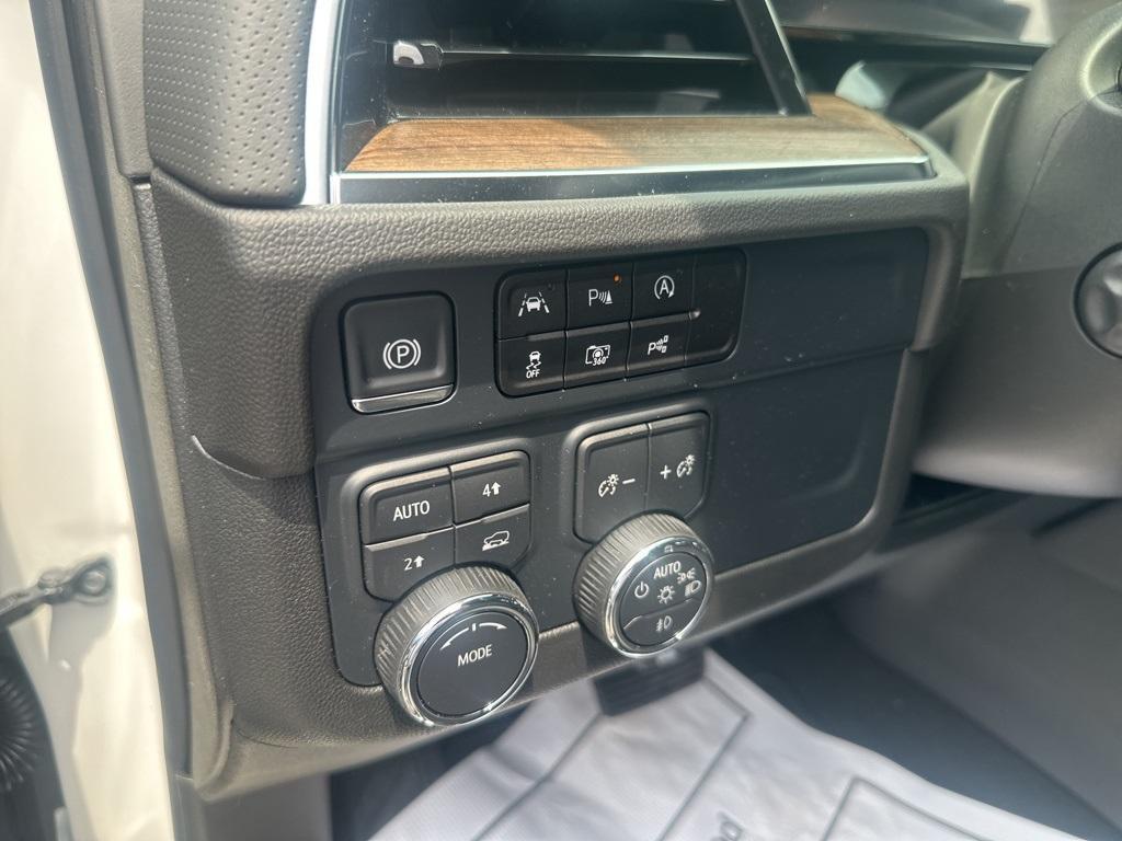 new 2025 Chevrolet Suburban car