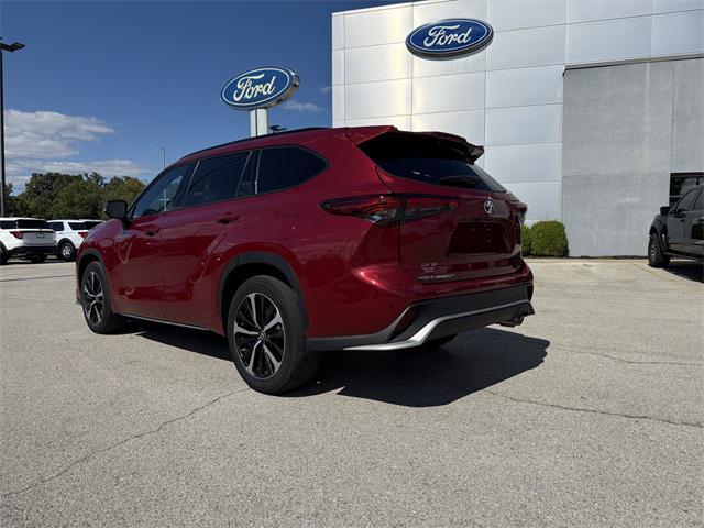 used 2022 Toyota Highlander car, priced at $39,995