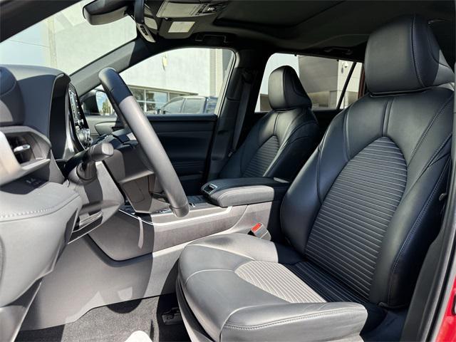 used 2022 Toyota Highlander car, priced at $39,995
