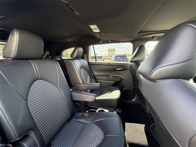 used 2022 Toyota Highlander car, priced at $39,995