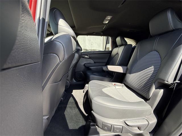 used 2022 Toyota Highlander car, priced at $39,995