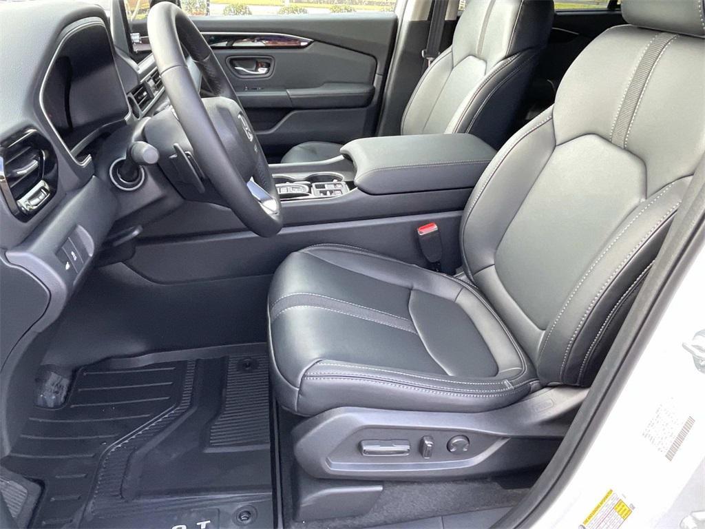 new 2025 Honda Pilot car, priced at $45,430