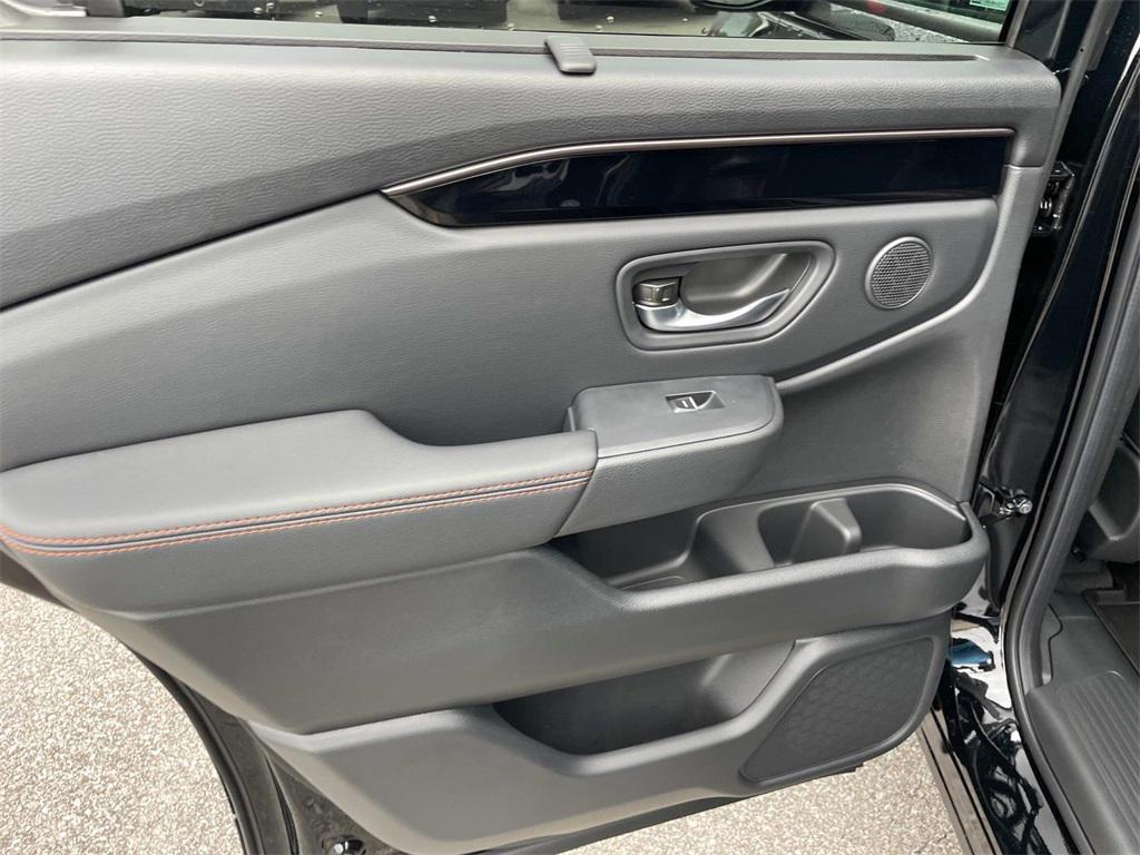 new 2025 Honda Pilot car, priced at $50,850