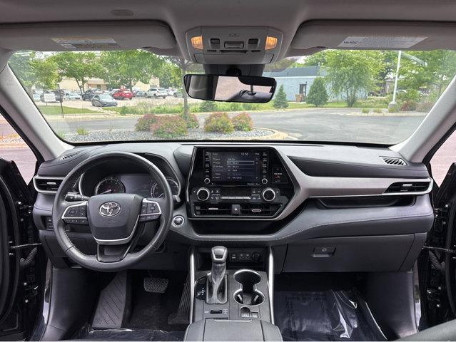 used 2022 Toyota Highlander car, priced at $38,594