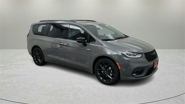 new 2025 Chrysler Pacifica car, priced at $46,675