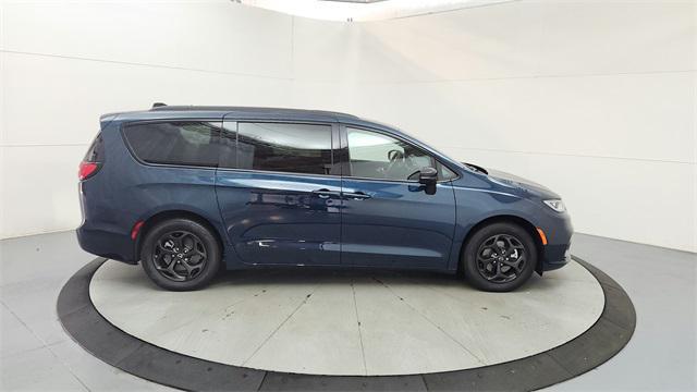 new 2025 Chrysler Pacifica Hybrid car