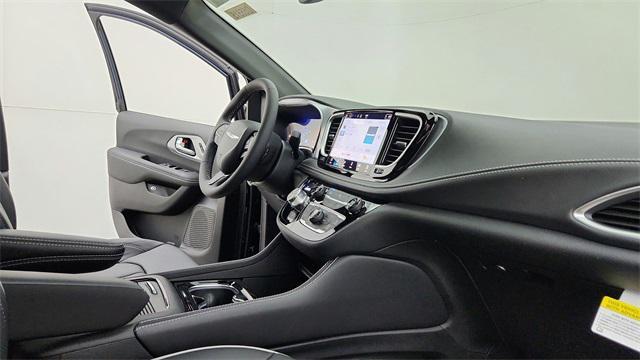 new 2025 Chrysler Pacifica Hybrid car