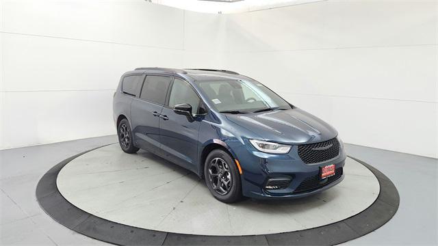 new 2025 Chrysler Pacifica Hybrid car