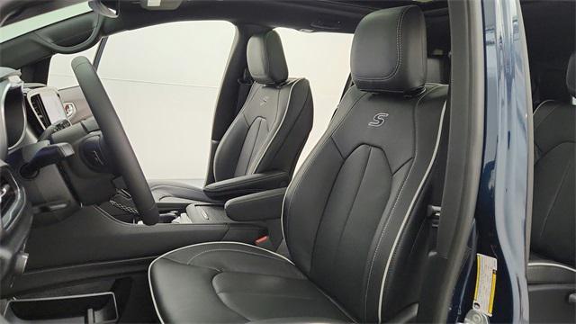 new 2025 Chrysler Pacifica Hybrid car