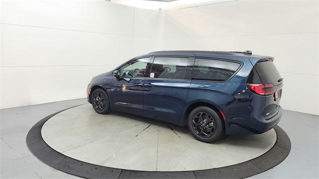 new 2025 Chrysler Pacifica Hybrid car