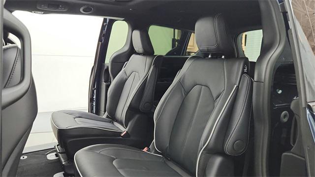 new 2025 Chrysler Pacifica Hybrid car