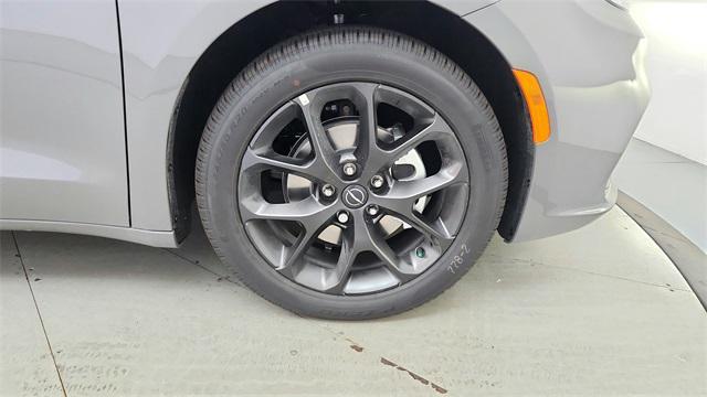 new 2025 Chrysler Pacifica car, priced at $45,002