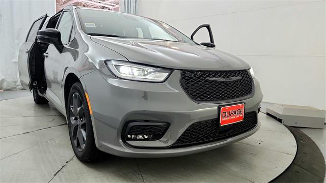 new 2025 Chrysler Pacifica car, priced at $45,002
