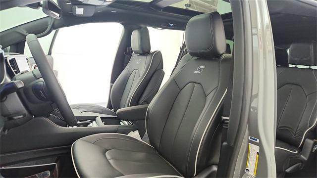new 2025 Chrysler Pacifica car, priced at $45,002
