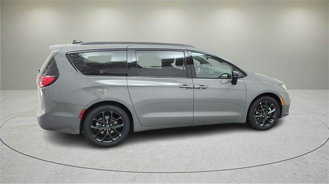 new 2025 Chrysler Pacifica car, priced at $45,002