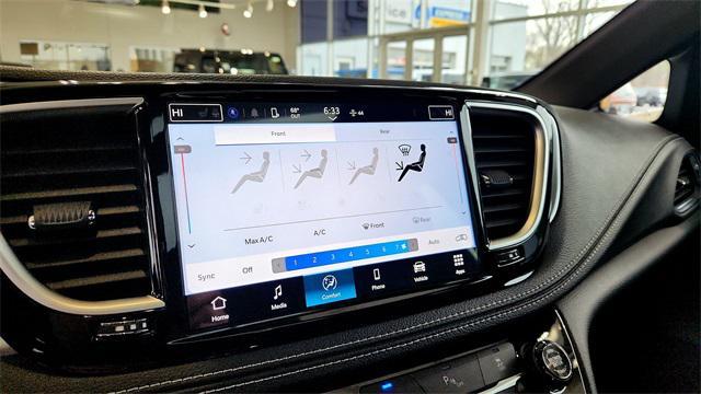 new 2025 Chrysler Pacifica Hybrid car, priced at $39,737
