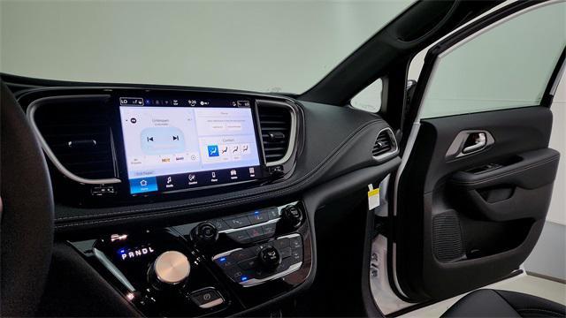 new 2025 Chrysler Pacifica car, priced at $39,645