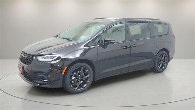 new 2025 Chrysler Pacifica car, priced at $46,240