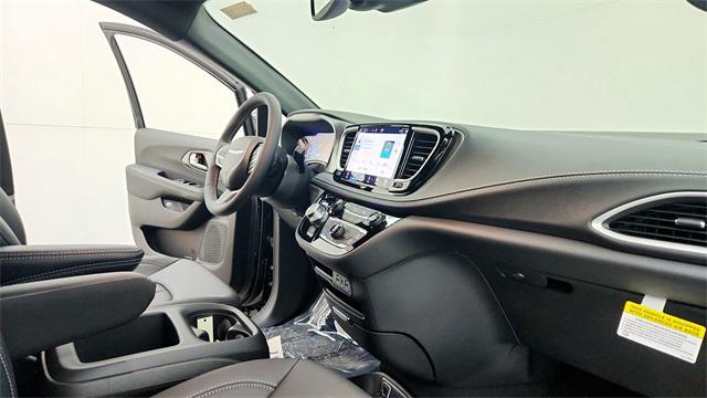 new 2025 Chrysler Pacifica Hybrid car, priced at $45,920