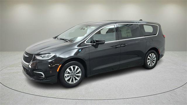 new 2025 Chrysler Pacifica Hybrid car, priced at $45,920