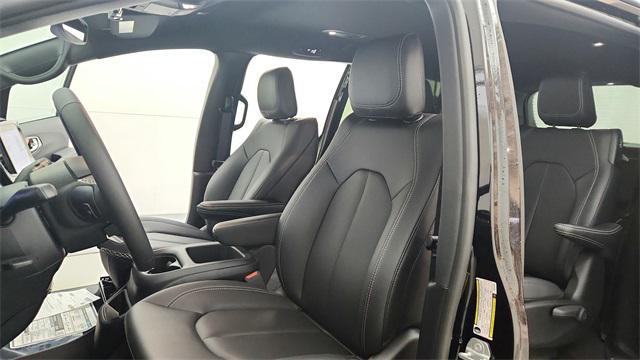 new 2025 Chrysler Pacifica Hybrid car, priced at $45,920