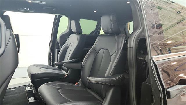 new 2025 Chrysler Pacifica Hybrid car, priced at $45,920