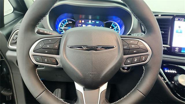 new 2025 Chrysler Pacifica Hybrid car, priced at $45,920