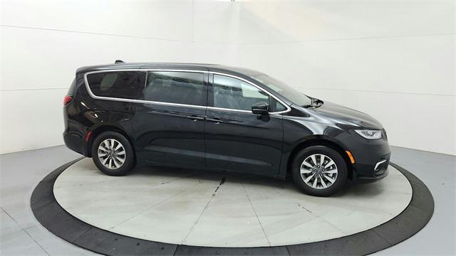 new 2025 Chrysler Pacifica Hybrid car, priced at $45,920