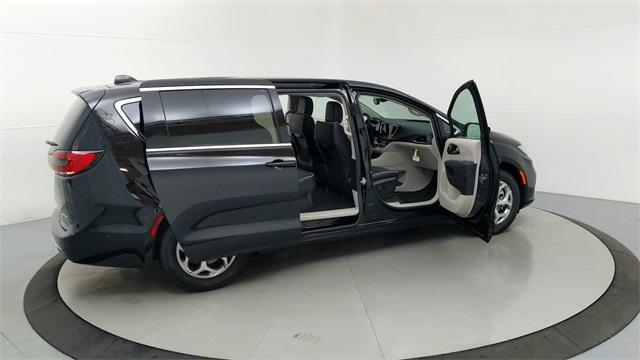 new 2024 Chrysler Pacifica car, priced at $47,659