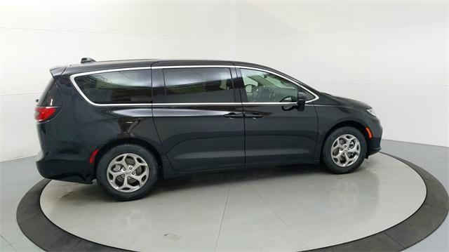 new 2024 Chrysler Pacifica car, priced at $47,659