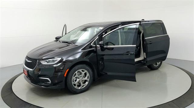 new 2024 Chrysler Pacifica car, priced at $47,659