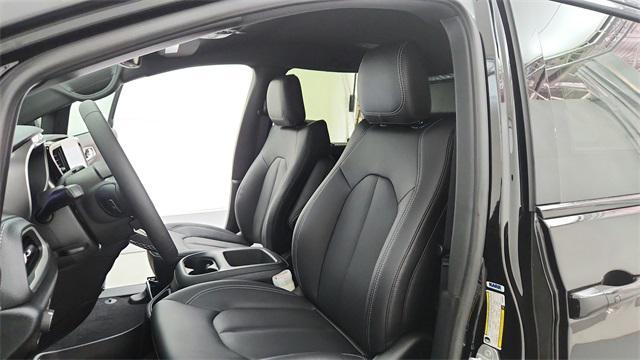 new 2025 Chrysler Pacifica car, priced at $39,645