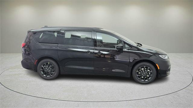 new 2025 Chrysler Pacifica car, priced at $39,645