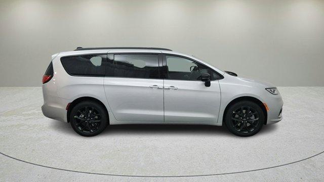 new 2024 Chrysler Pacifica car, priced at $44,971