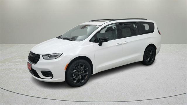 new 2024 Chrysler Pacifica car, priced at $45,798