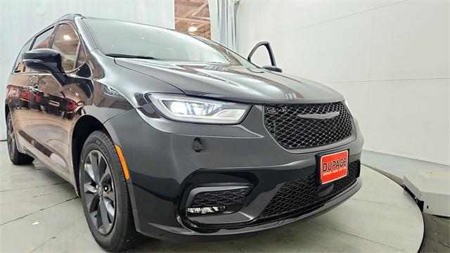 new 2025 Chrysler Pacifica car, priced at $42,427