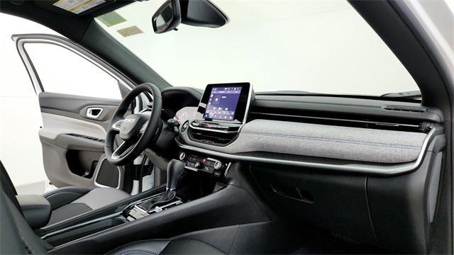 new 2025 Jeep Compass car, priced at $25,558