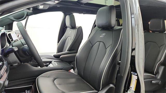 new 2025 Chrysler Pacifica Hybrid car, priced at $43,565