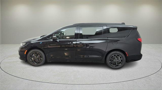 new 2025 Chrysler Pacifica Hybrid car, priced at $43,565