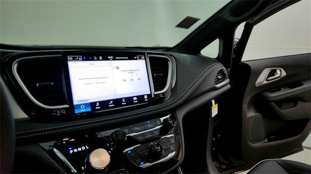 new 2025 Chrysler Pacifica Hybrid car, priced at $43,565