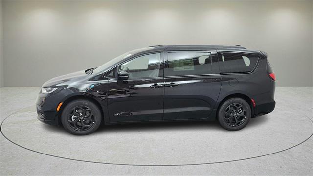 new 2025 Chrysler Pacifica Hybrid car, priced at $41,374
