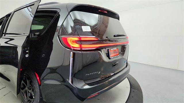 new 2025 Chrysler Pacifica Hybrid car, priced at $41,374